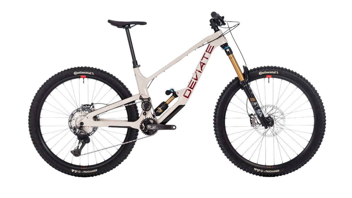Deviate Claymore 2026 Full Build Enduro Bike in Oban Sand – erhältlich bei Gravity & Sons in Helmbrechts, Oberfranken.