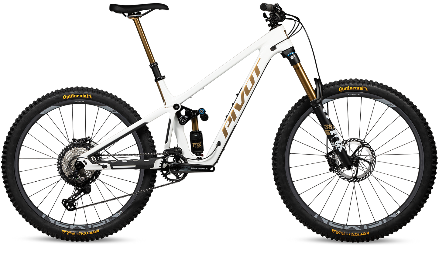 Pivot Firebird Pro XT/XTR Enduro Bike in White Gold– erhältlich bei Gravity & Sons in Helmbrechts, Oberfranken.