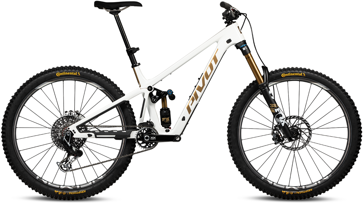 Pivot Firebird in White Gold – Highend-Enduro-Bike mit Carbonrahmen und Top-Performance, erhältlich bei Gravity & Sons in Helmbrechts, Oberfranken.