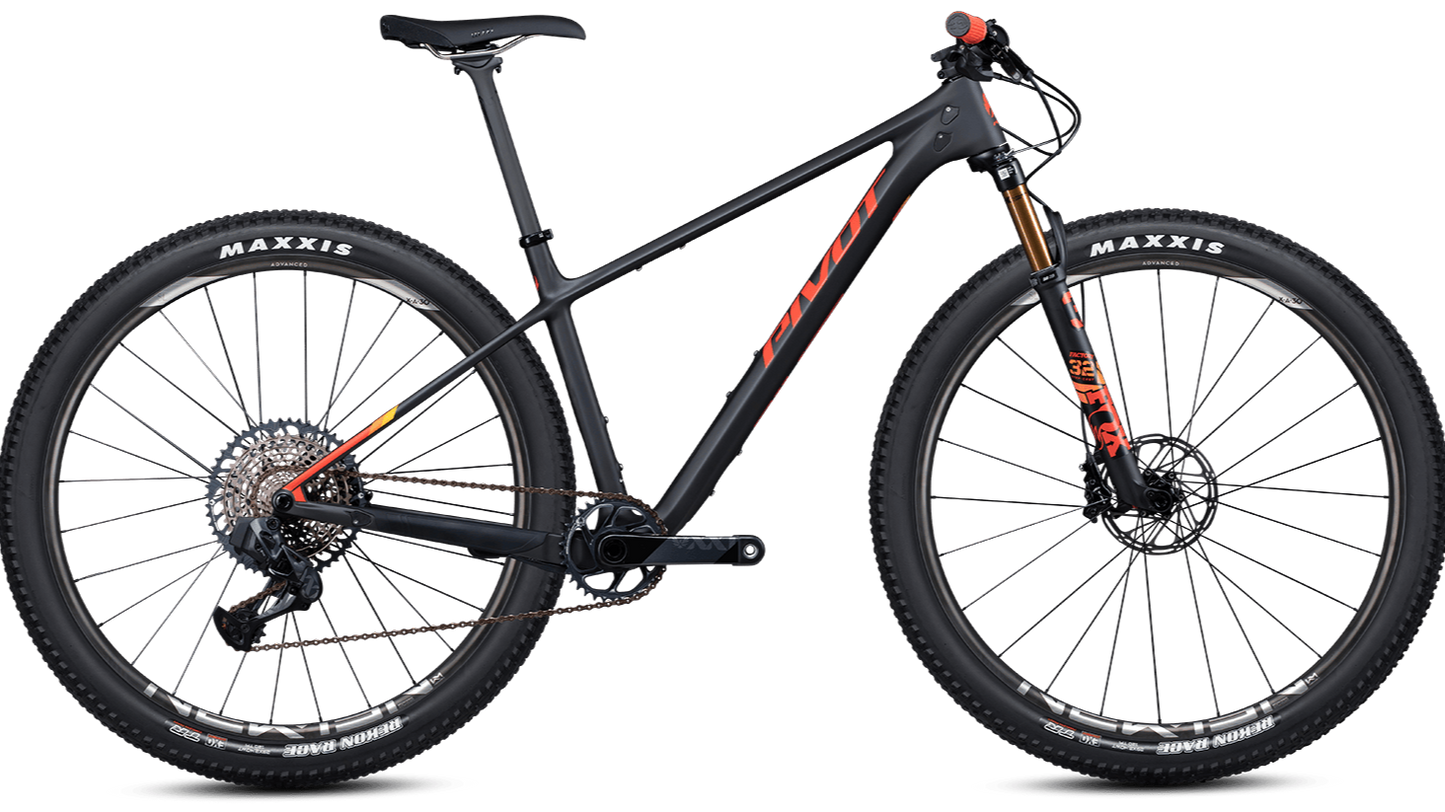 Pivot LES SL in Black Sunset – schnelles XC-Hardtail mit edlem Carbonrahmen, erhältlich bei Gravity & Sons in Helmbrechts, Oberfranken.