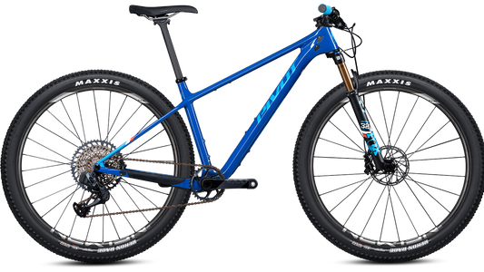 Pivot LES SL in Blue Ribbon – ultraleichtes Carbon-Hardtail für maximale Effizienz auf dem Trail, erhältlich bei Gravity & Sons in Helmbrechts, Oberfranken.