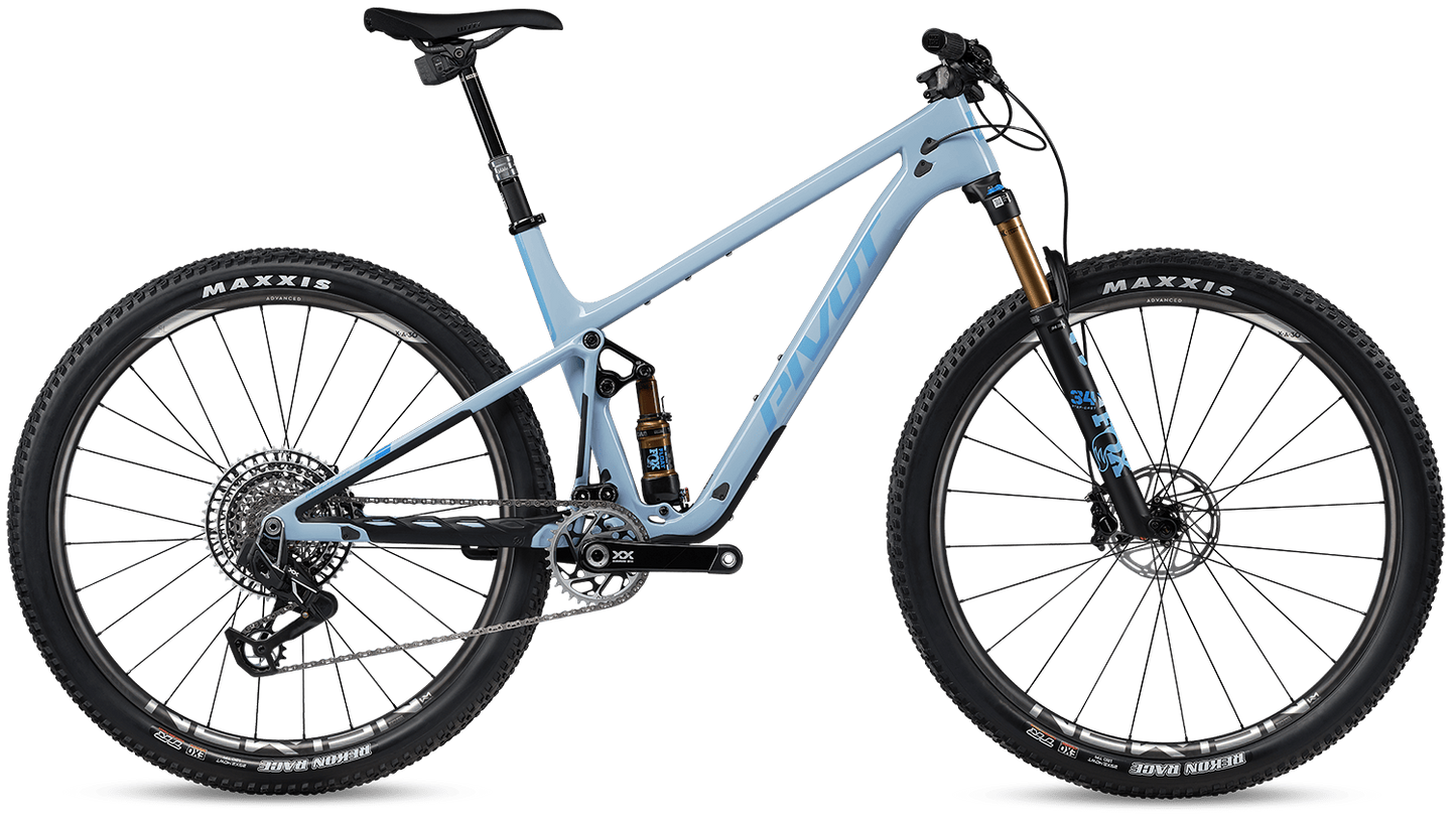 Pivot Mach 4 SL in Ice Blue – leichtes XC-Fully mit Carbonrahmen für maximale Effizienz, erhältlich bei Gravity & Sons in Helmbrechts, Oberfranken.