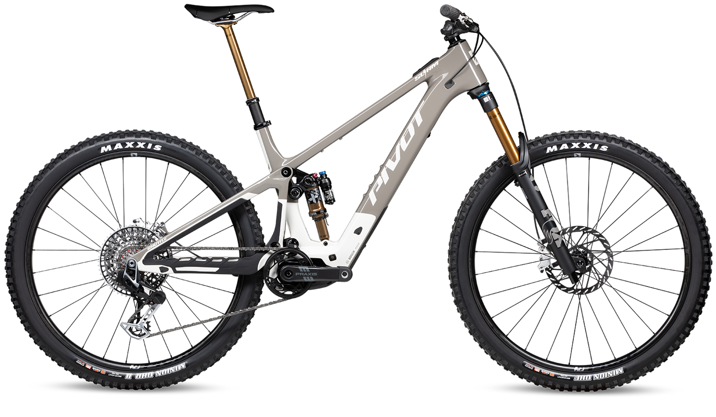 Pivot Shuttle SL/AM E-Mountainbike in Brownstone – verfügbar bei Gravity & Sons in Helmbrechts, Oberfranken.
