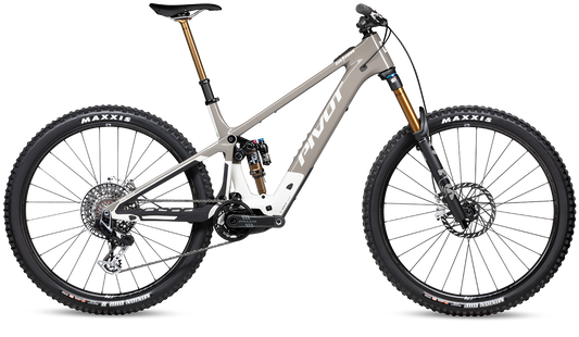 Pivot Shuttle SL/AM E-Mountainbike in Brownstone – verfügbar bei Gravity & Sons in Helmbrechts, Oberfranken.