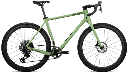 Pivot Vault in Mossy Forest – vielseitiges Gravelbike aus Carbon für Abenteuer auf und abseits der Straße, erhältlich bei Gravity & Sons in Helmbrechts, Oberfranken.