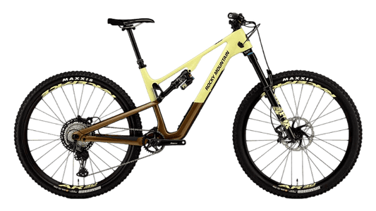 Rocky Mountain Instinct in We Are the Champions / Platinum Blonde / Black Dog – agiles Trail-Mountainbike mit ausgewogener Geometrie, erhältlich bei Gravity & Sons in Helmbrechts, Oberfranken.