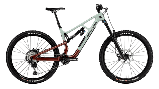 Rocky Mountain Slayer in Another Brick in the Wall / Wind of Change – leistungsstarkes Enduro-Bike für anspruchsvolle Trails, erhältlich bei Gravity & Sons in Helmbrechts, Oberfranken.