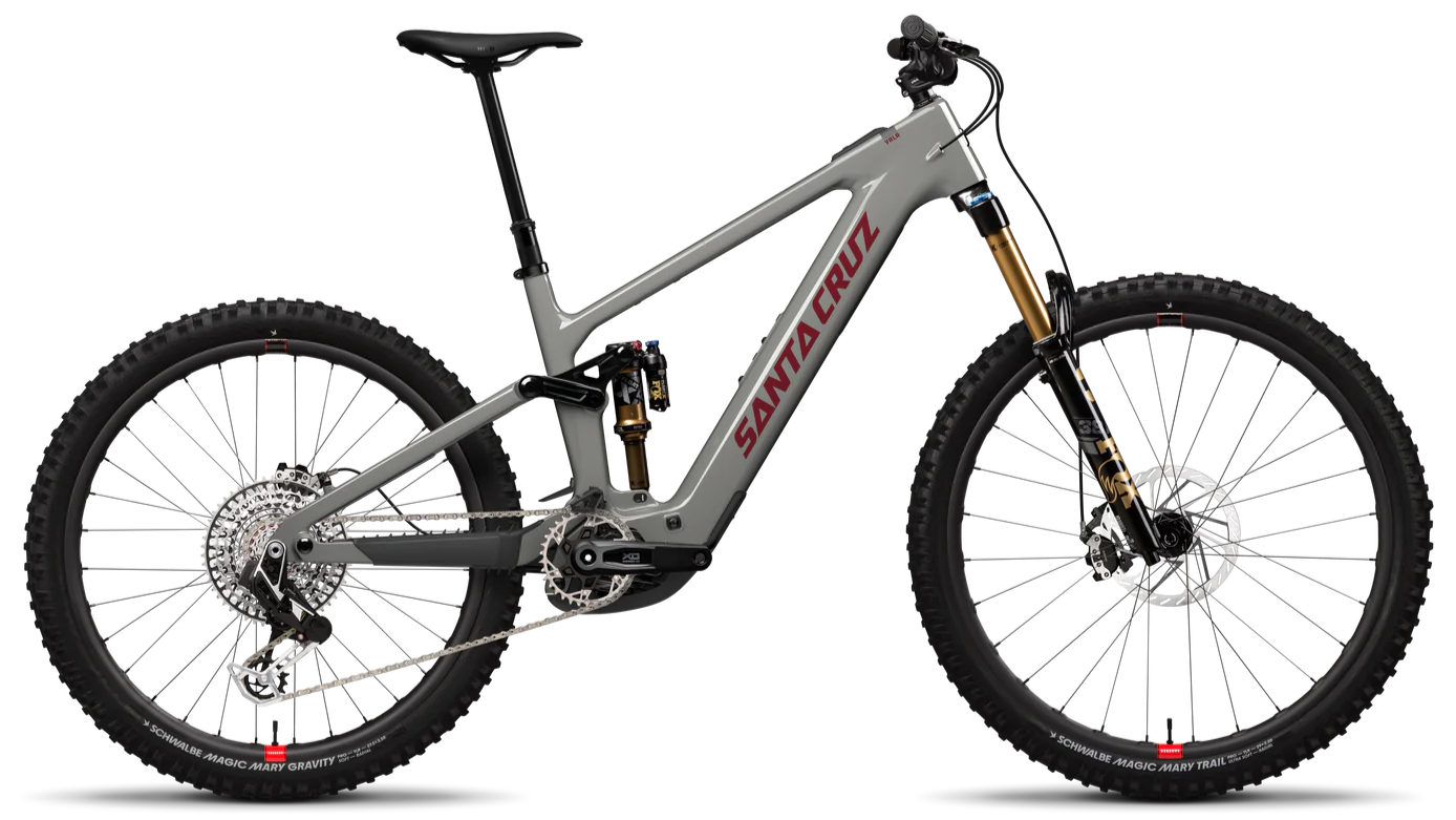 Santa Cruz Vala 2025 in Gloss Grey – vielseitiges Trailbike mit Carbonrahmen, erhältlich bei Gravity & Sons in Helmbrechts, Oberfranken.