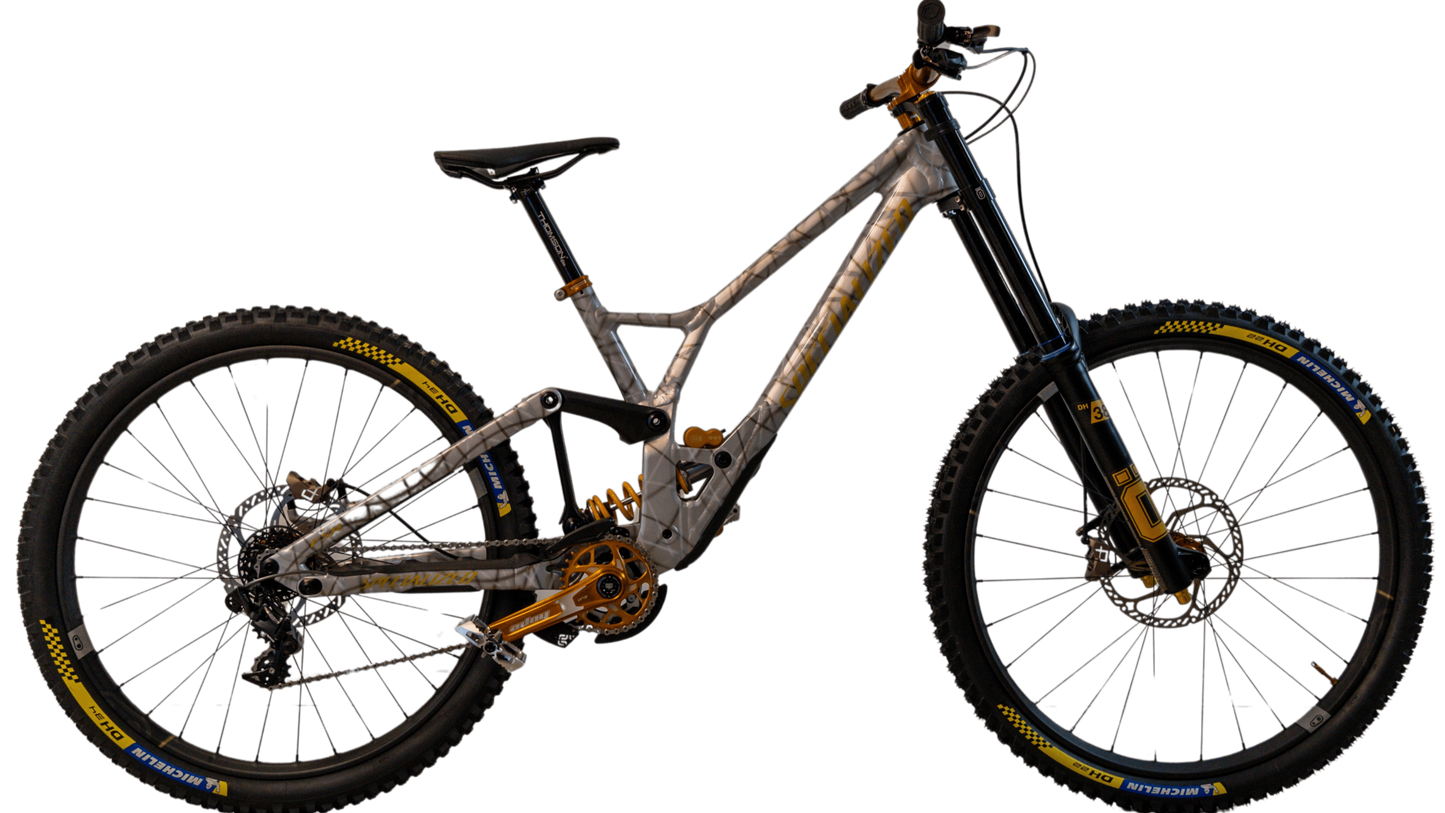 Specialized Demo Race in Gloss Silver Dust / Metallic Sulphur – individuelles Custom Build mit Highend-Komponenten, aufgebaut von Gravity & Sons in Helmbrechts, Oberfranken.