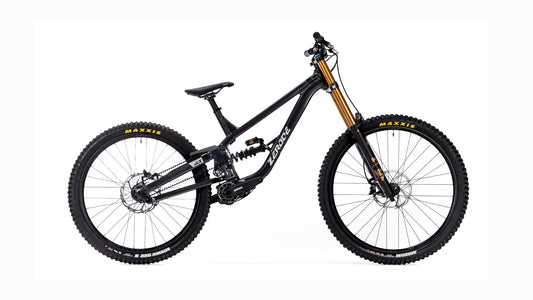 Zerode G3 Deluxe in Metallic Schwarz (glänzend) – Freigestellte Seitenansicht mit goldener FOX-Doppelbrückengabel – Gravity & Sons, Helmbrechts.