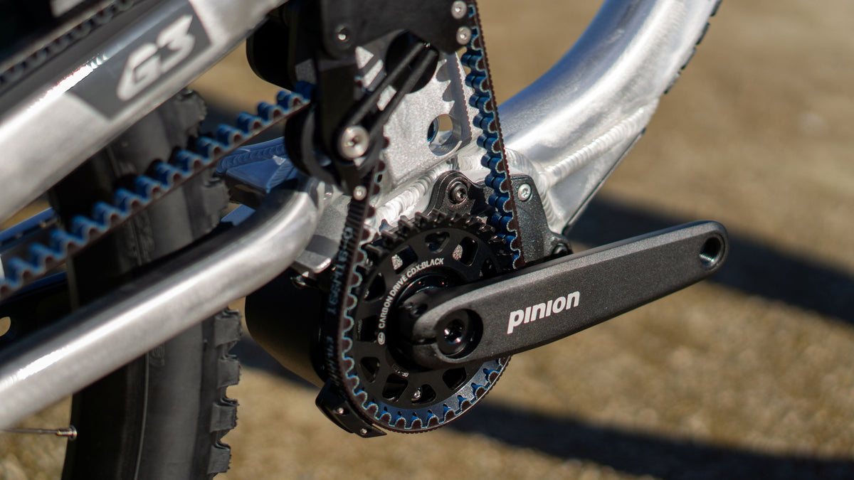 Zerode G3 in Raw (mit glossy Klarlack) – Pinion-Getriebe und Gates-Riemenumlenkung im Detail – Gravity & Sons, Helmbrechts.