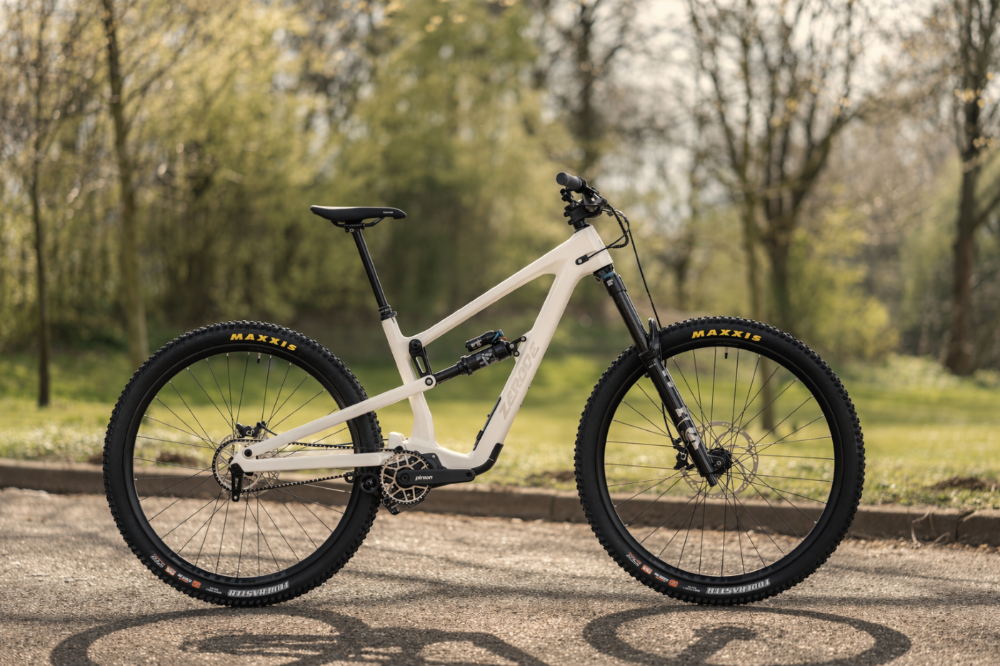 Zerode Shadow Trail Expert in Cream white (glossy) – Seitenansicht mit schwarzer FOX-Gabel – Gravity & Sons, Helmbrechts.