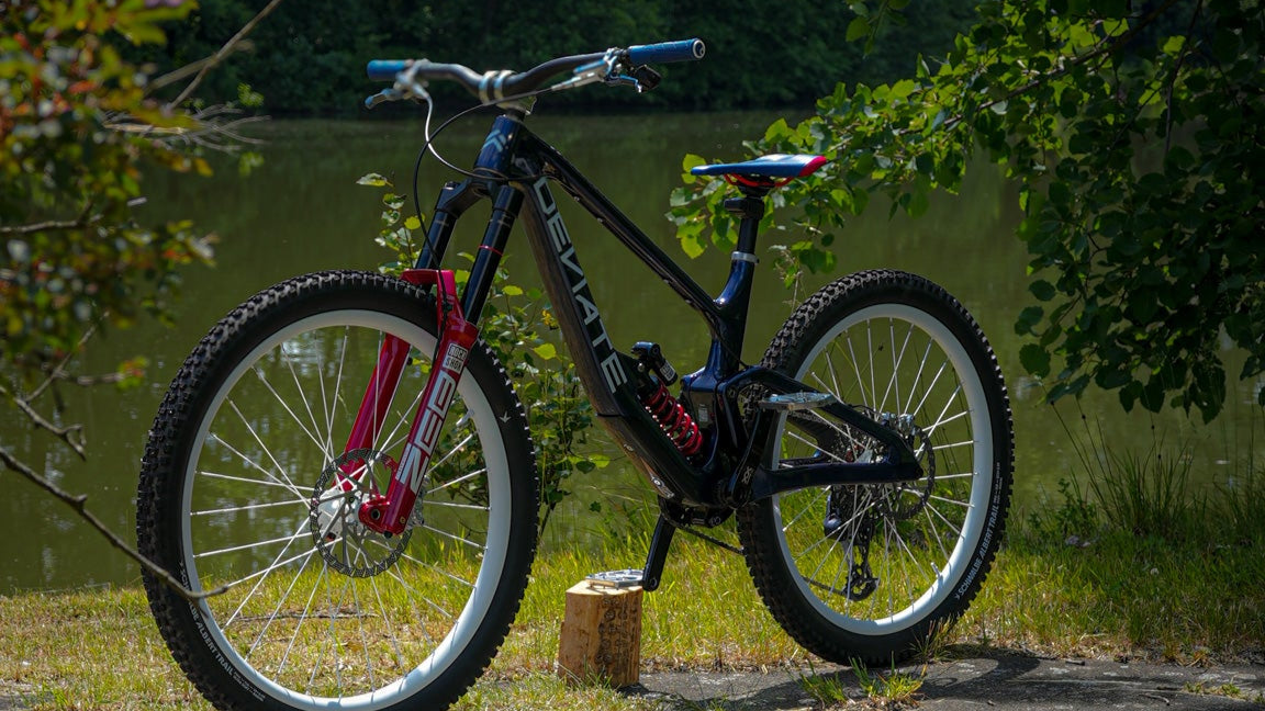 Deviate Claymore MX Dreambuild – High-Pivot-Carbon-Enduro mit Premium-Komponenten, aufgebaut von Gravity & Sons in Helmbrechts, Oberfranken.