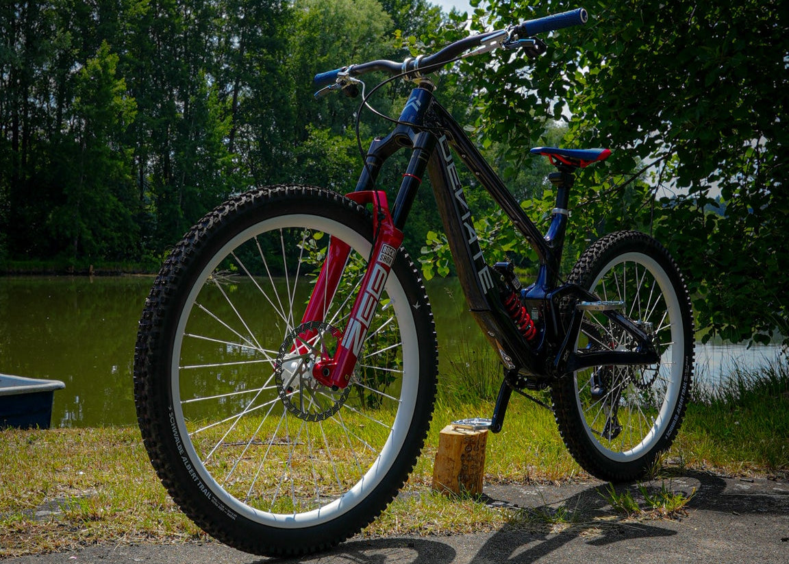 Deviate Claymore MX Dreambuild – High-Pivot-Carbon-Enduro mit Premium-Komponenten, aufgebaut von Gravity & Sons in Helmbrechts, Oberfranken.