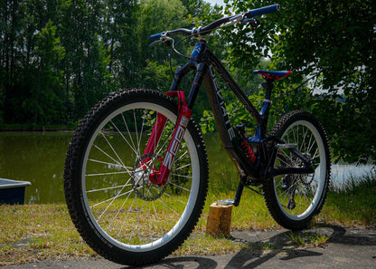 Deviate Claymore MX Dreambuild – High-Pivot-Carbon-Enduro mit Premium-Komponenten, aufgebaut von Gravity & Sons in Helmbrechts, Oberfranken.