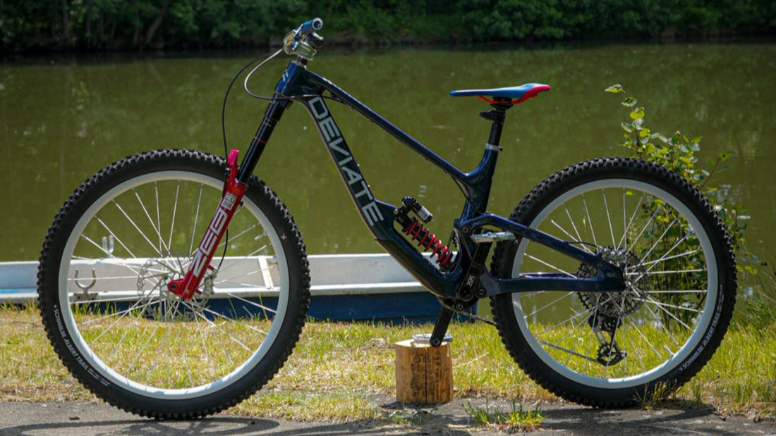 Deviate Claymore MX Dreambuild – High-Pivot-Carbon-Enduro mit Premium-Komponenten, aufgebaut von Gravity & Sons in Helmbrechts, Oberfranken.