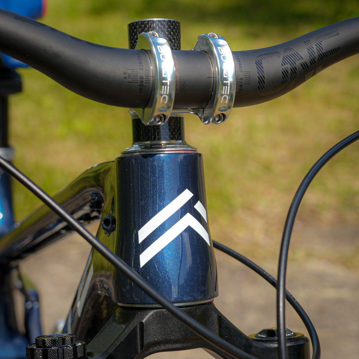 Detailansicht des High-Pivot-Carbonrahmens des Deviate Claymore MX Dreambuild von Gravity & Sons in Helmbrechts.