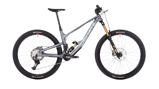 Deviate Highlander II 2026 Full Build Enduro Bike in Storr Grey– erhältlich bei Gravity & Sons in Helmbrechts, Oberfranken.