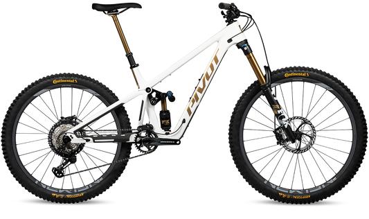 Pivot Firebird Pro XT/XTR Enduro Bike in White Gold– erhältlich bei Gravity & Sons in Helmbrechts, Oberfranken.