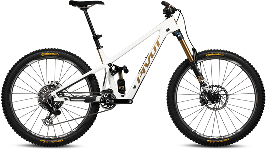 Pivot Firebird in White Gold – Highend-Enduro-Bike mit Carbonrahmen und Top-Performance, erhältlich bei Gravity & Sons in Helmbrechts, Oberfranken.