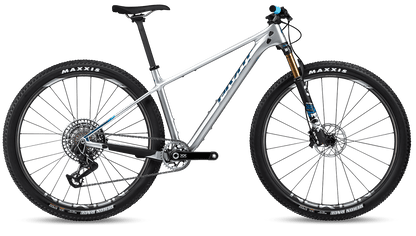 Pivot LES SL in Silver Bullet – leichtes und effizientes Hardtail für sportliche Fahrer, erhältlich bei Gravity & Sons in Helmbrechts, Oberfranken.