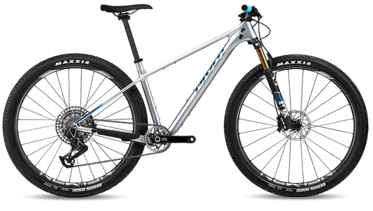 Pivot LES SL in Silver Bullet – leichtes und effizientes Hardtail für sportliche Fahrer, erhältlich bei Gravity & Sons in Helmbrechts, Oberfranken.