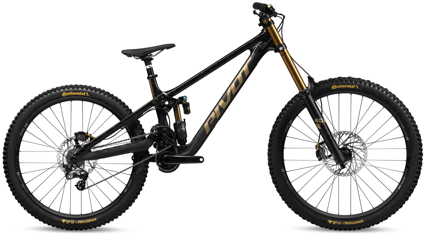 Pivot Phoenix in Black Gold – Highend-Downhill-Bike mit Carbonrahmen und maximaler Kontrolle im Gelände, erhältlich bei Gravity & Sons in Helmbrechts, Oberfranken.