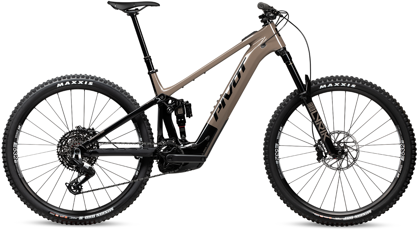 Pivot Shuttle AM E-Mountainbike in Badlands Brown – erhältlich bei Gravity & Sons in Helmbrechts, Oberfranken.