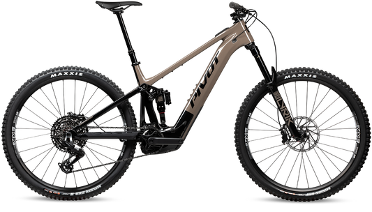 Pivot Shuttle AM E-Mountainbike in Badlands Brown – erhältlich bei Gravity & Sons in Helmbrechts, Oberfranken.