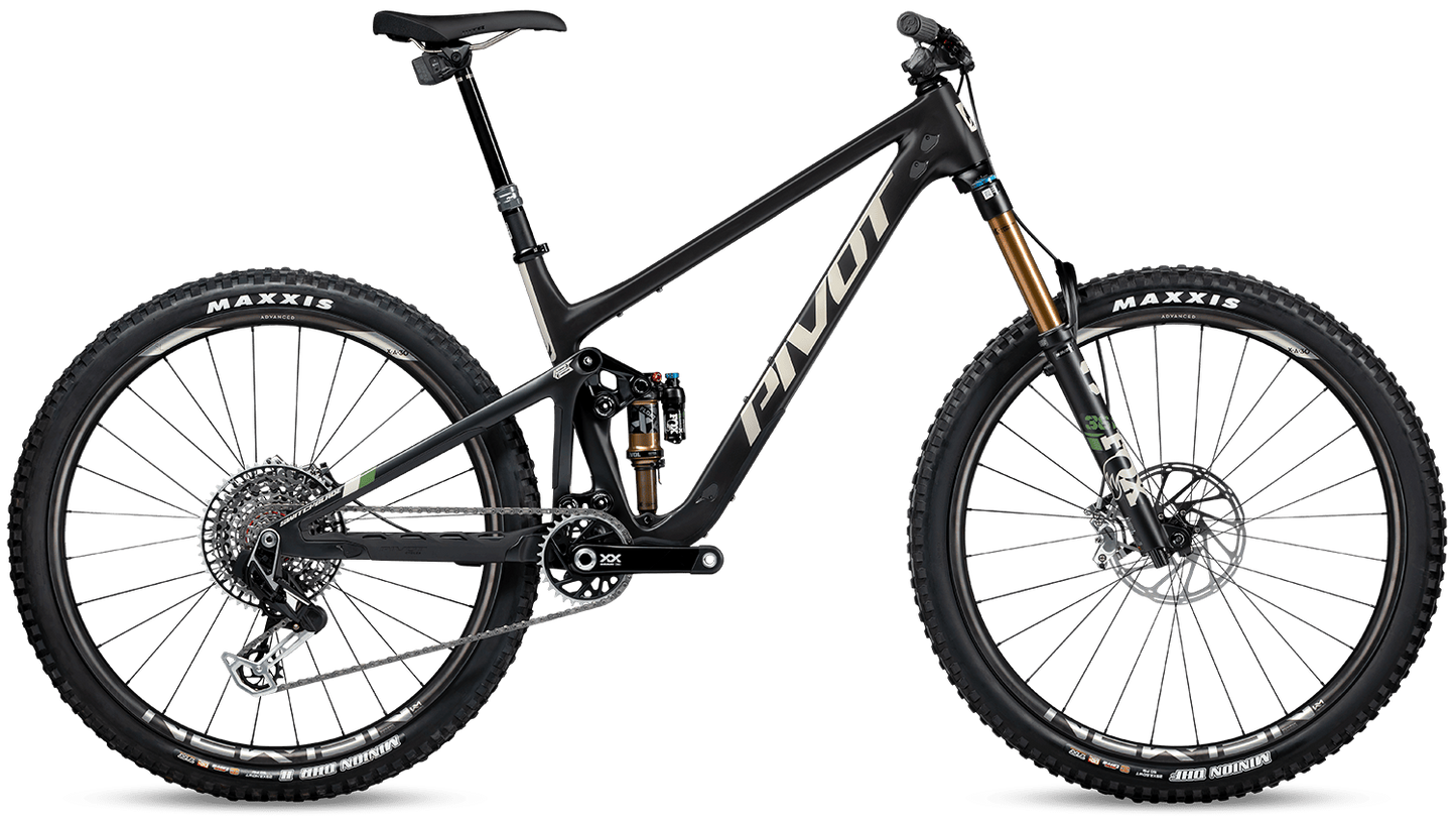 Pivot Switchblade in Stealth Mojave – agiles Trailbike mit edlem Design und modernem Fahrwerk, erhältlich bei Gravity & Sons in Helmbrechts, Oberfranken.