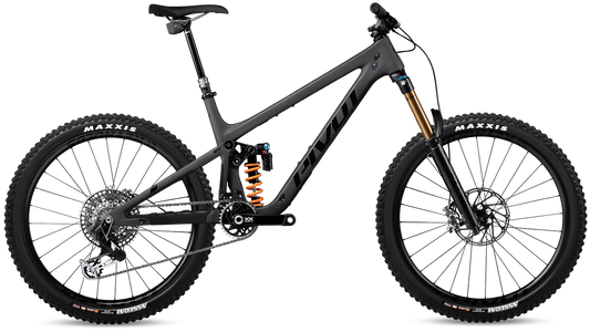 Pivot Switchblade in Stealth – vielseitiges Trail- und All-Mountain-Bike mit Carbonrahmen, erhältlich bei Gravity & Sons in Helmbrechts, Oberfranken.