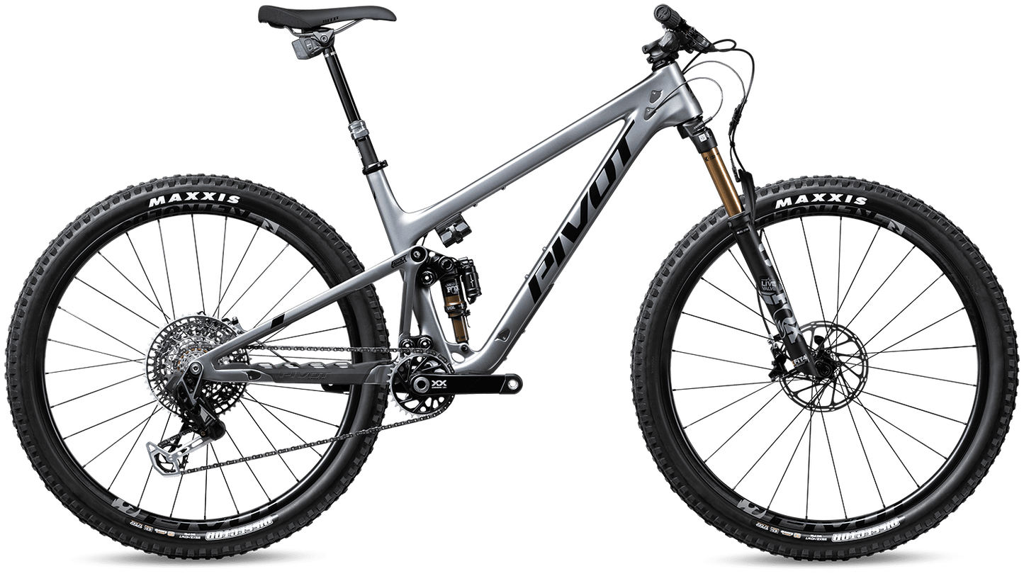 Pivot Trail 429 in Silver Metallic – elegantes Trail- und All-Mountain-Bike, erhältlich bei Gravity & Sons in Helmbrechts, Oberfranken.