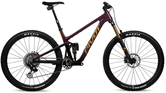 Pivot Trailcat LT Dreambuild in Dr. Purple – High-End-Trailbike mit edlem Look und Top-Ausstattung, aufgebaut von Gravity & Sons in Helmbrechts, Oberfranken.