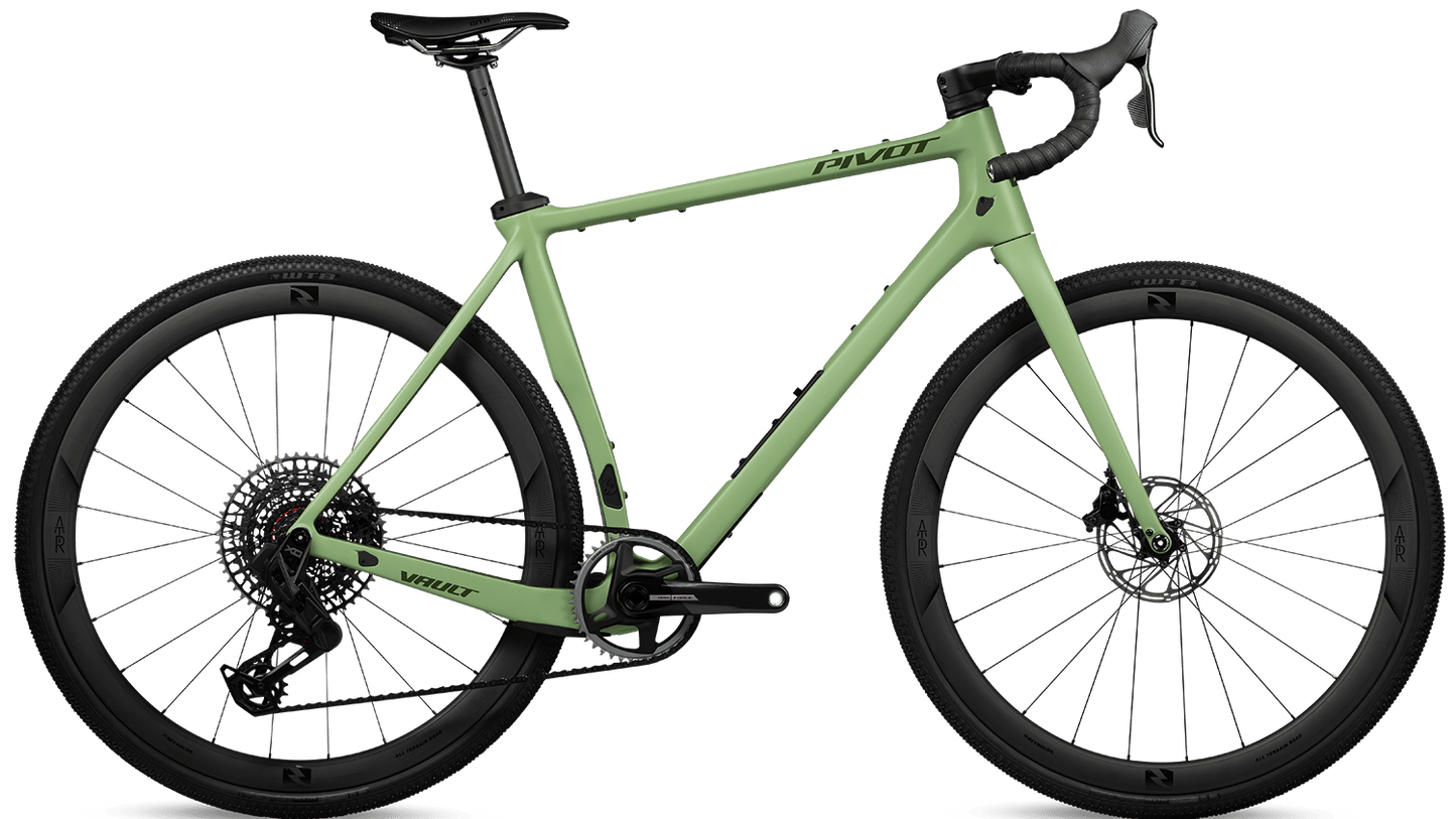 Pivot Vault in Mossy Forest – vielseitiges Gravelbike aus Carbon für Abenteuer auf und abseits der Straße, erhältlich bei Gravity & Sons in Helmbrechts, Oberfranken.