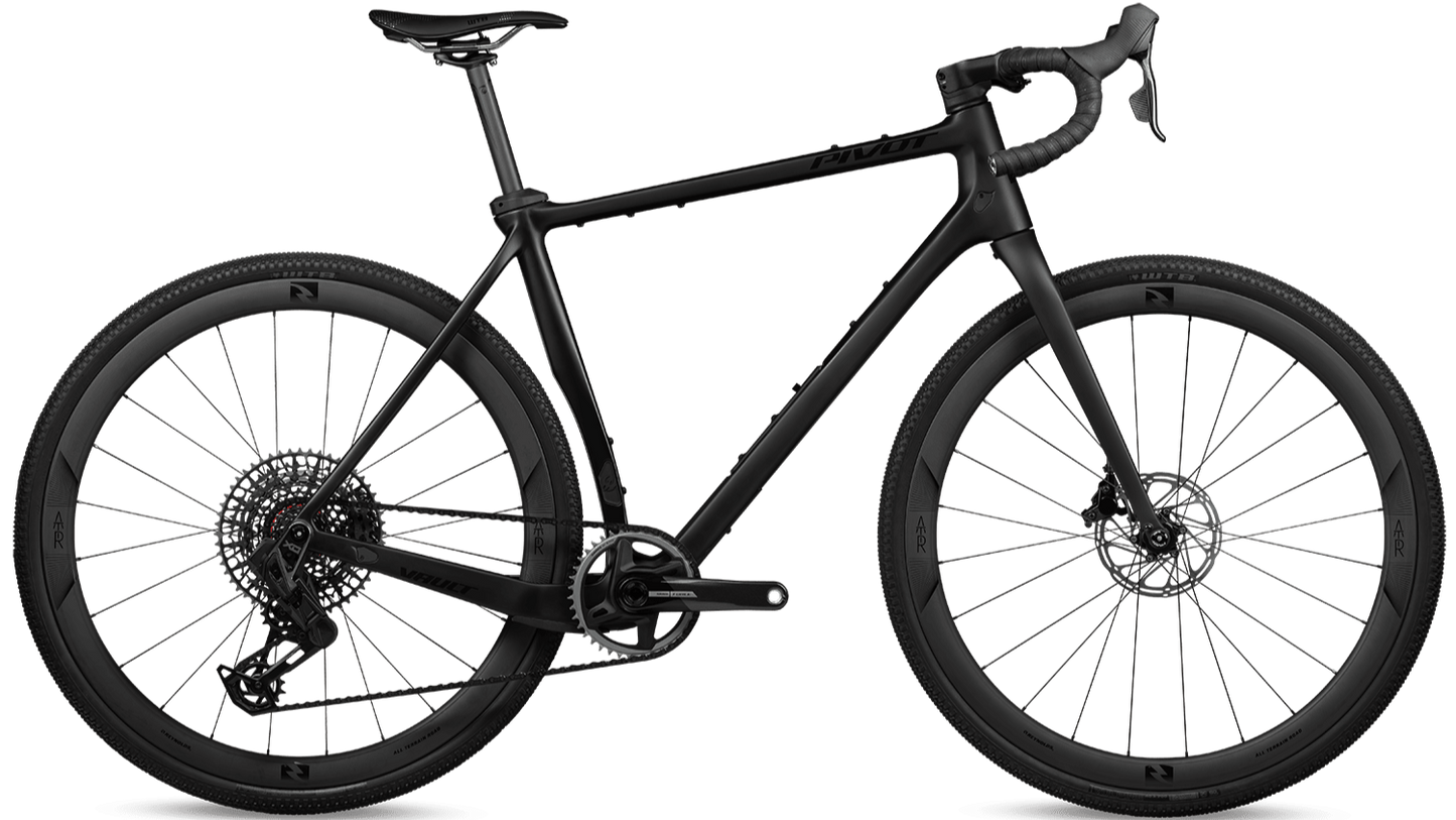 Pivot Vault in Stealth – edles Carbon-Gravelbike mit sportlicher Geometrie, erhältlich bei Gravity & Sons in Helmbrechts, Oberfranken.