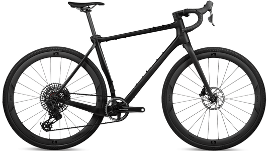 Pivot Vault in Stealth – edles Carbon-Gravelbike mit sportlicher Geometrie, erhältlich bei Gravity & Sons in Helmbrechts, Oberfranken.