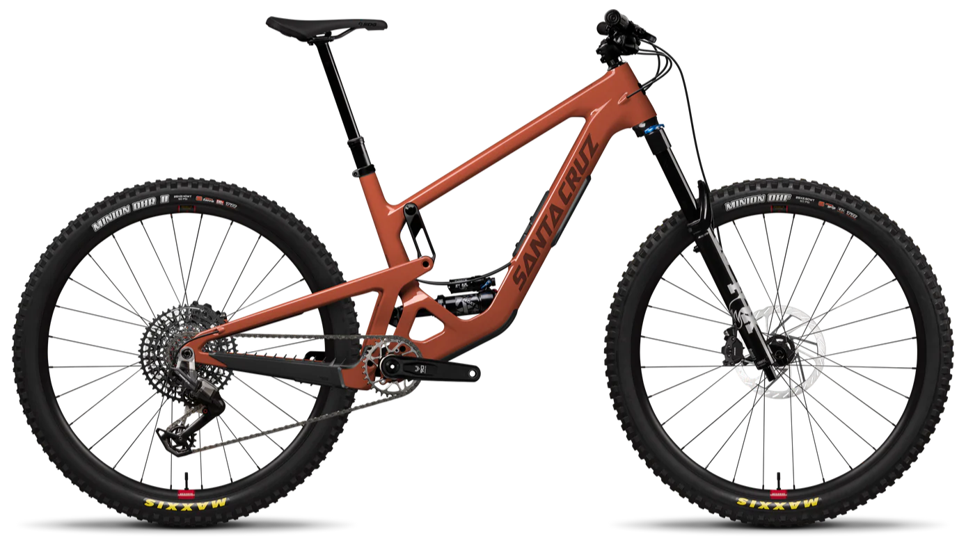 Santa Cruz Hightower 2026 in Gloss Brick Red – aggressives Trailbike mit ikonischem Design, erhältlich bei Gravity & Sons in Helmbrechts, Oberfranken.