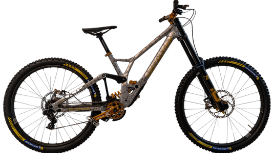 Specialized Demo Race in Gloss Silver Dust / Metallic Sulphur – individuelles Custom Build mit Highend-Komponenten, aufgebaut von Gravity & Sons in Helmbrechts, Oberfranken.