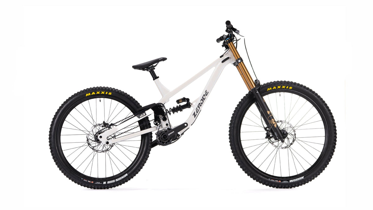 Zerode G3 Deluxe in Cremeweiß (glänzend) – Freigestellte Seitenansicht mit goldener FOX-Doppelbrückengabel – Gravity & Sons, Helmbrechts.