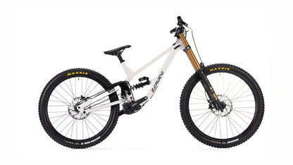 Zerode G3 Deluxe in Cremeweiß (glänzend) – Freigestellte Seitenansicht mit goldener FOX-Doppelbrückengabel – Gravity & Sons, Helmbrechts.