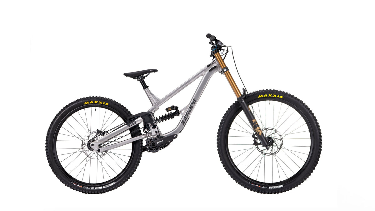 Zerode G3 Deluxe in Raw mit glänzendem Klarlack – Seitenansicht des Downhill-Bikes bei Gravity & Sons.