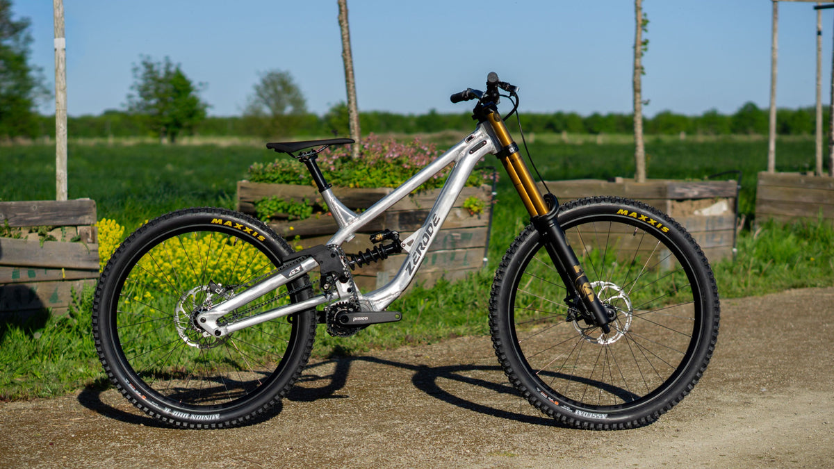 Zerode G3 Deluxe in Raw (mit glossy Klarlack) – Ganzradansicht mit goldener FOX-Doppelbrückengabel
