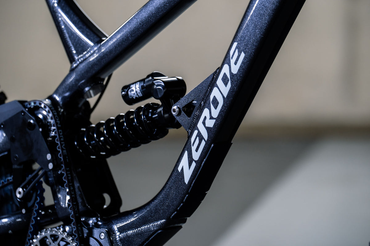 Zerode G3 Expert in Metallic Schwarz (glänzend) – Rahmen und Stahlfederdämpfer im Detail – Gravity & Sons, Helmbrechts.