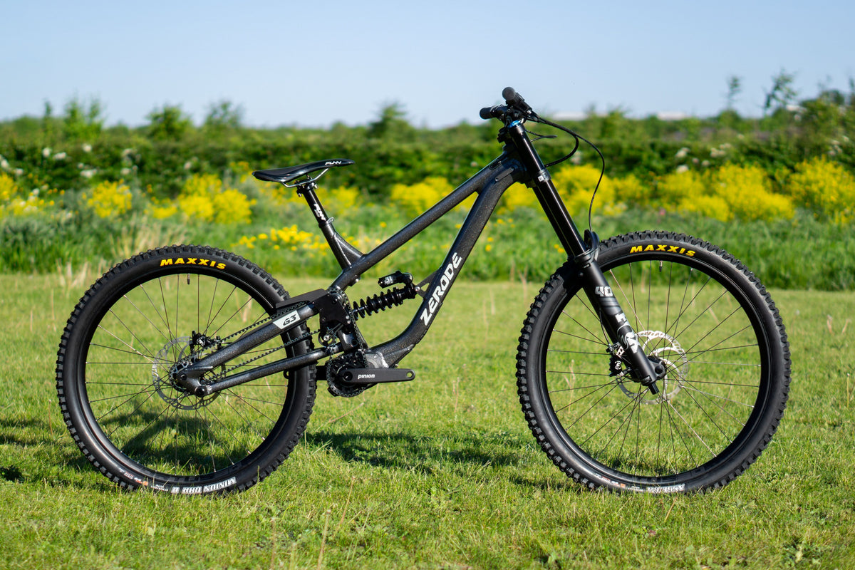 Zerode G3 Expert in Metallic Schwarz (glänzend) – Seitenansicht von rechts mit schwarzer FOX-40-Gabel – Gravity & Sons, Helmbrechts.