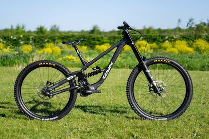 Zerode G3 Expert in Metallic Schwarz (glänzend) – Seitenansicht von rechts mit schwarzer FOX-40-Gabel – Gravity & Sons, Helmbrechts.