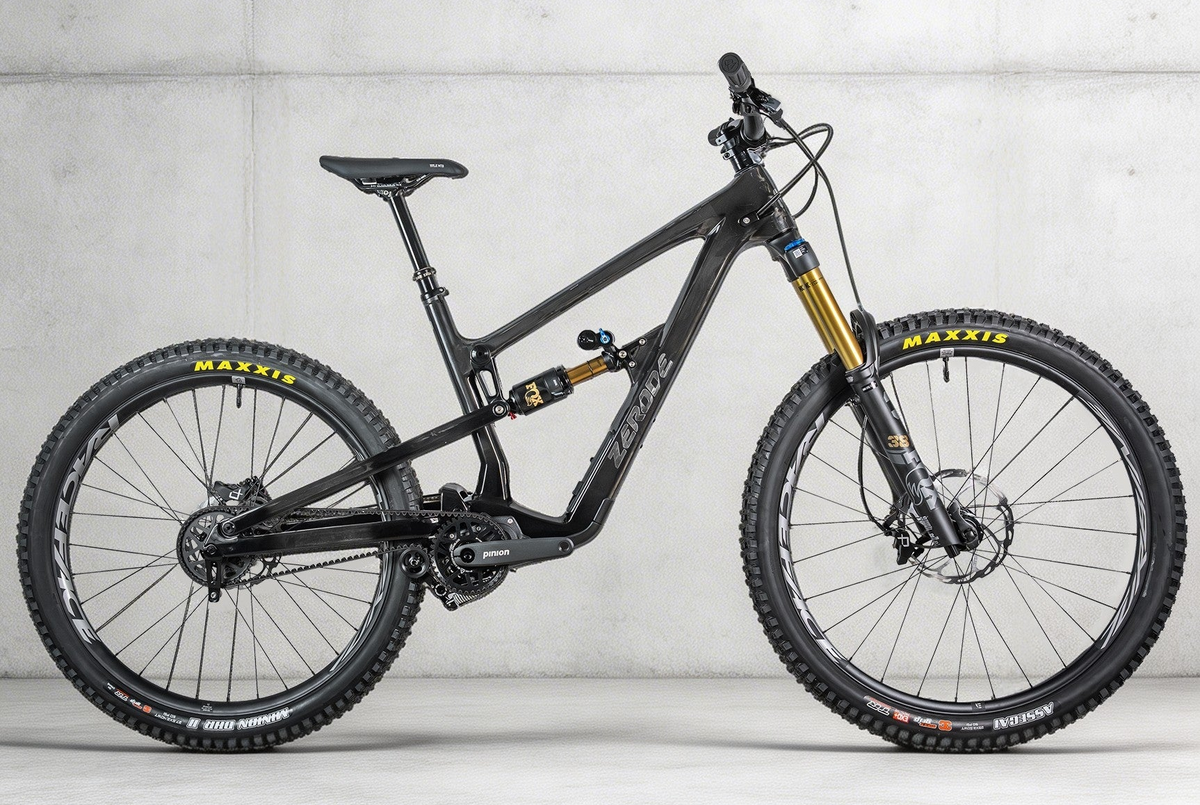 Zerode Shadow Enduro Deluxe in Raw carbon black (glossy) – Seitenansicht mit goldener FOX-Gabel und Luftdämpfer – Gravity & Sons, Helmbrechts.