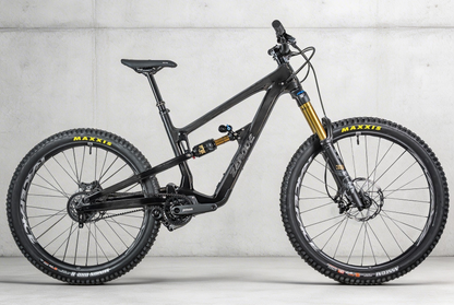 Zerode Shadow Enduro Deluxe in Raw carbon black (glossy) – Seitenansicht mit goldener FOX-Gabel und Luftdämpfer – Gravity & Sons, Helmbrechts.