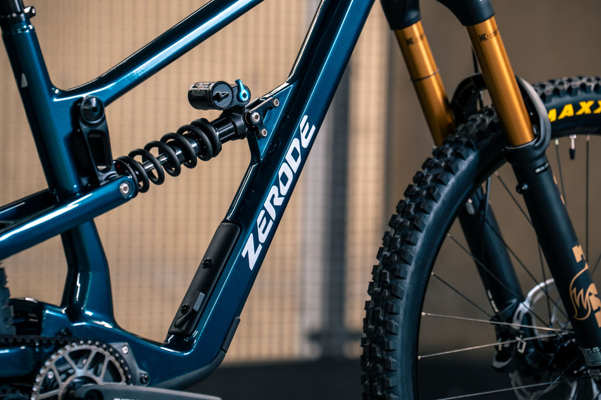 Zerode Shadow Enduro Deluxe in Amazonian green - blue (glossy) – Rahmen und Stahlfederdämpfer im Detail – Gravity & Sons, Helmbrechts.