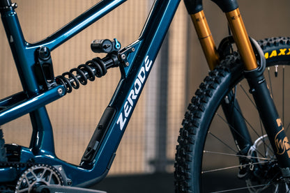 Zerode Shadow Enduro Deluxe in Amazonian green - blue (glossy) – Rahmen und Stahlfederdämpfer im Detail – Gravity & Sons, Helmbrechts.