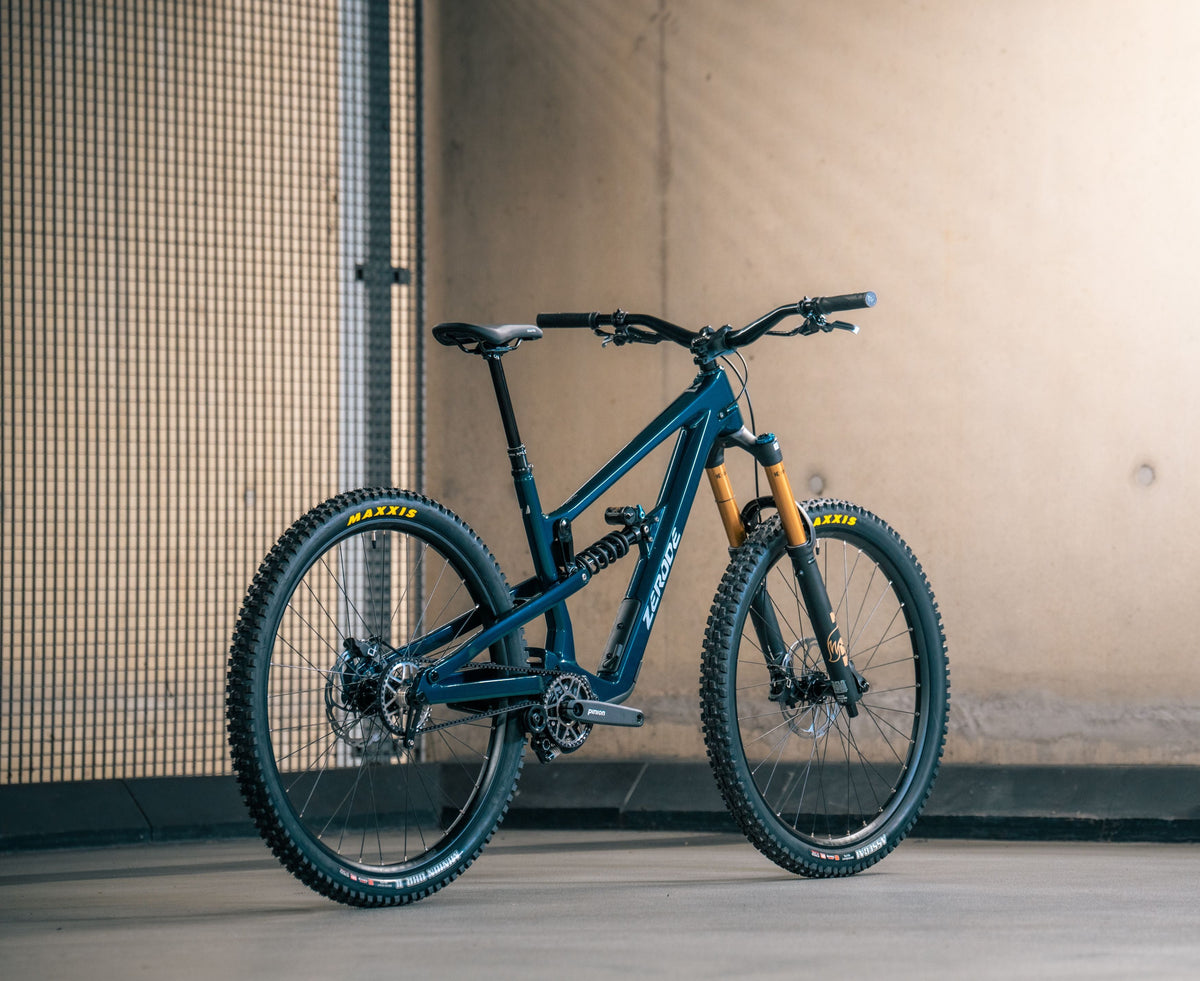 Zerode Shadow Enduro Deluxe in Amazonian green - blue (glossy) – Ganzradansicht schräg von vorn mit goldener FOX-Gabel – Gravity & Sons, Helmbrechts.